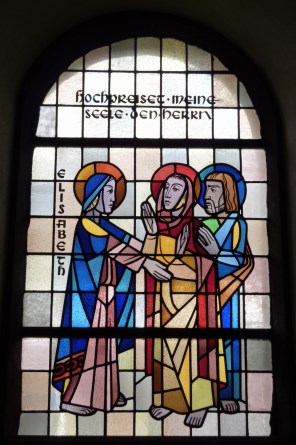 마리아의 엘리사벳 방문_photo by GFreihalter_in the Catholic Parish Church of the Annunciation in Altenahr_Germany.jpg